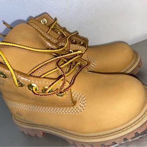 NEVER WORN BRANDNEW ! .. CAN BE WORN BY TODDLER BOY OR GIRL .